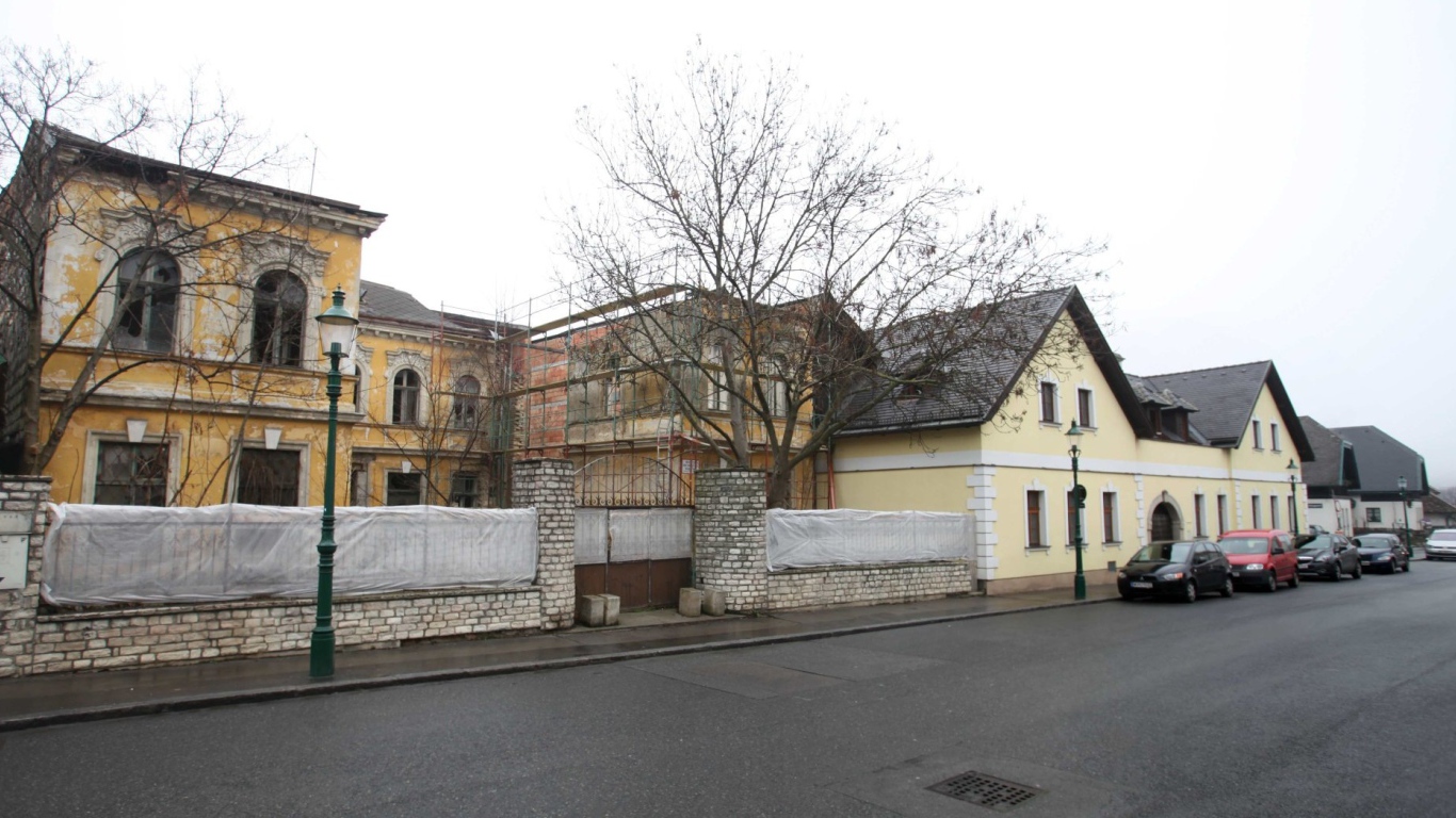Городская улица в городе Нойштифт, Австрия
