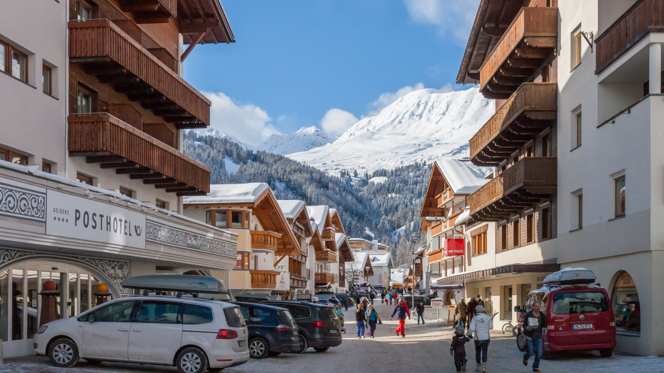 Городская улица на горнолыжном курорте Серфаус, Австрия