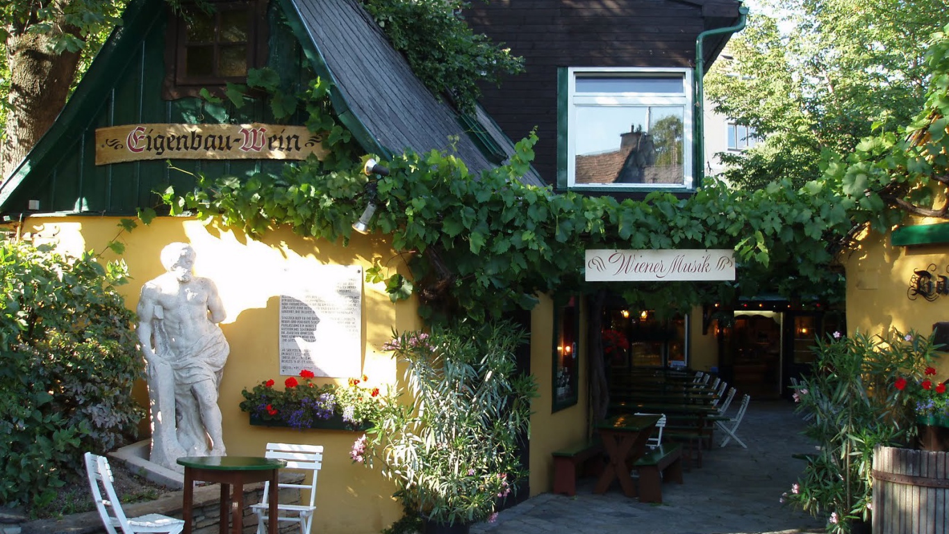 Уютное кафе в городе Нойштифт, Австрия