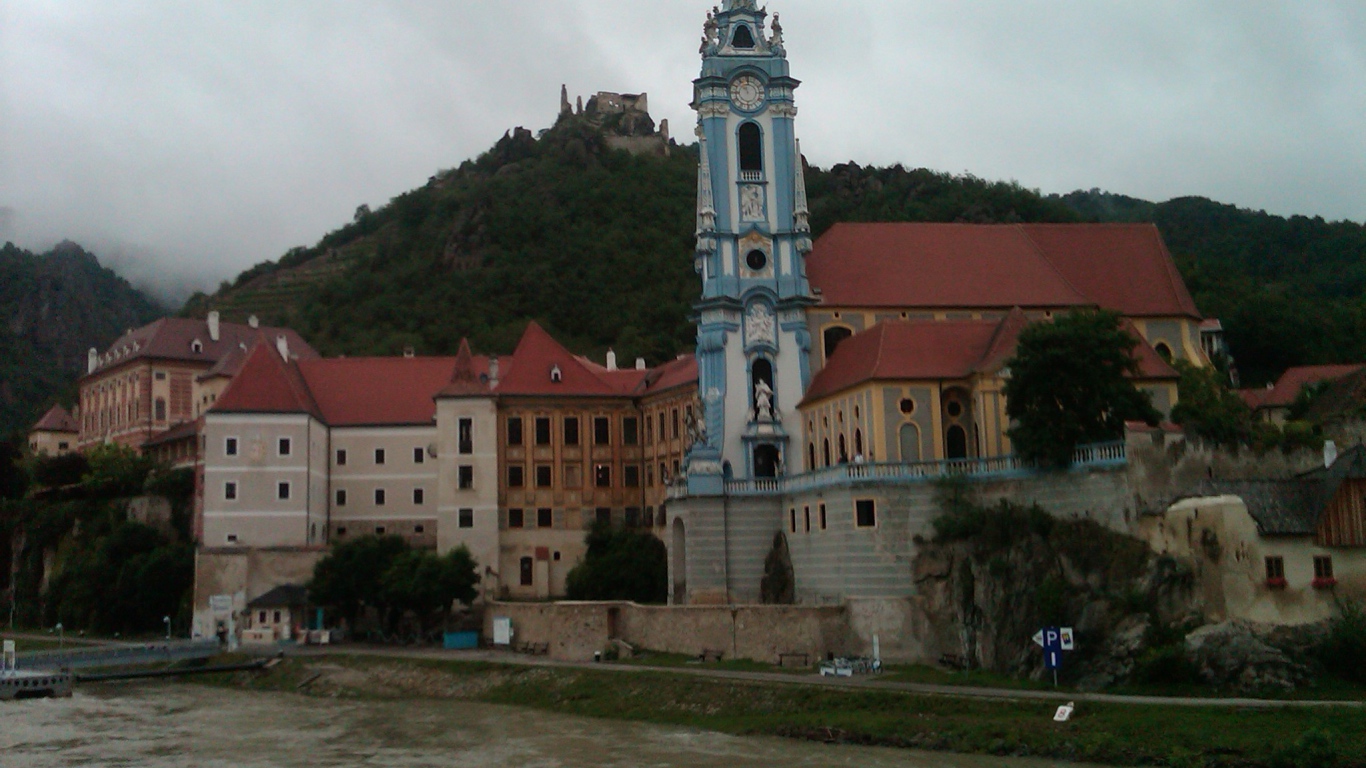 Набережная реки в городе Линц, Австрия