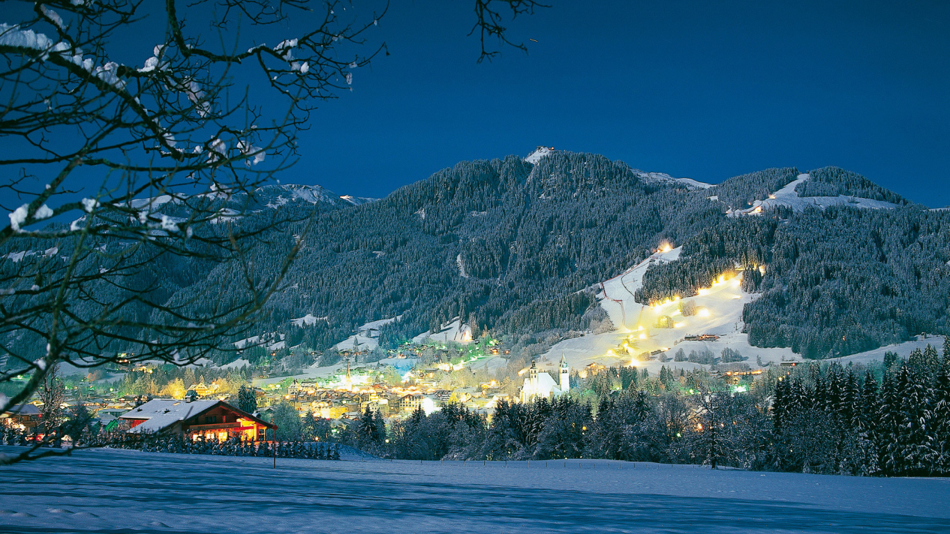 Вечерние огни на курорте Китцбюэль, Австрия