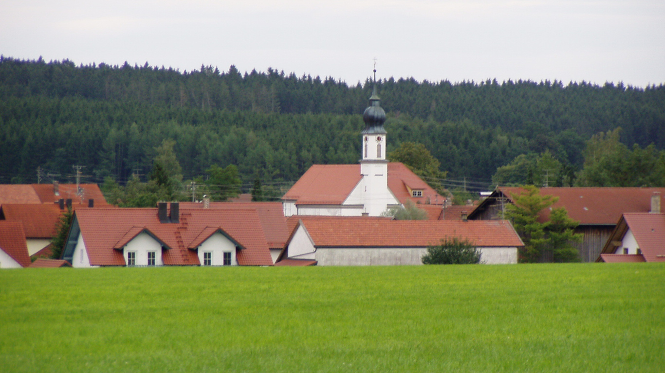 Зеленый луг в городе Лэнгенфельд, Австрия