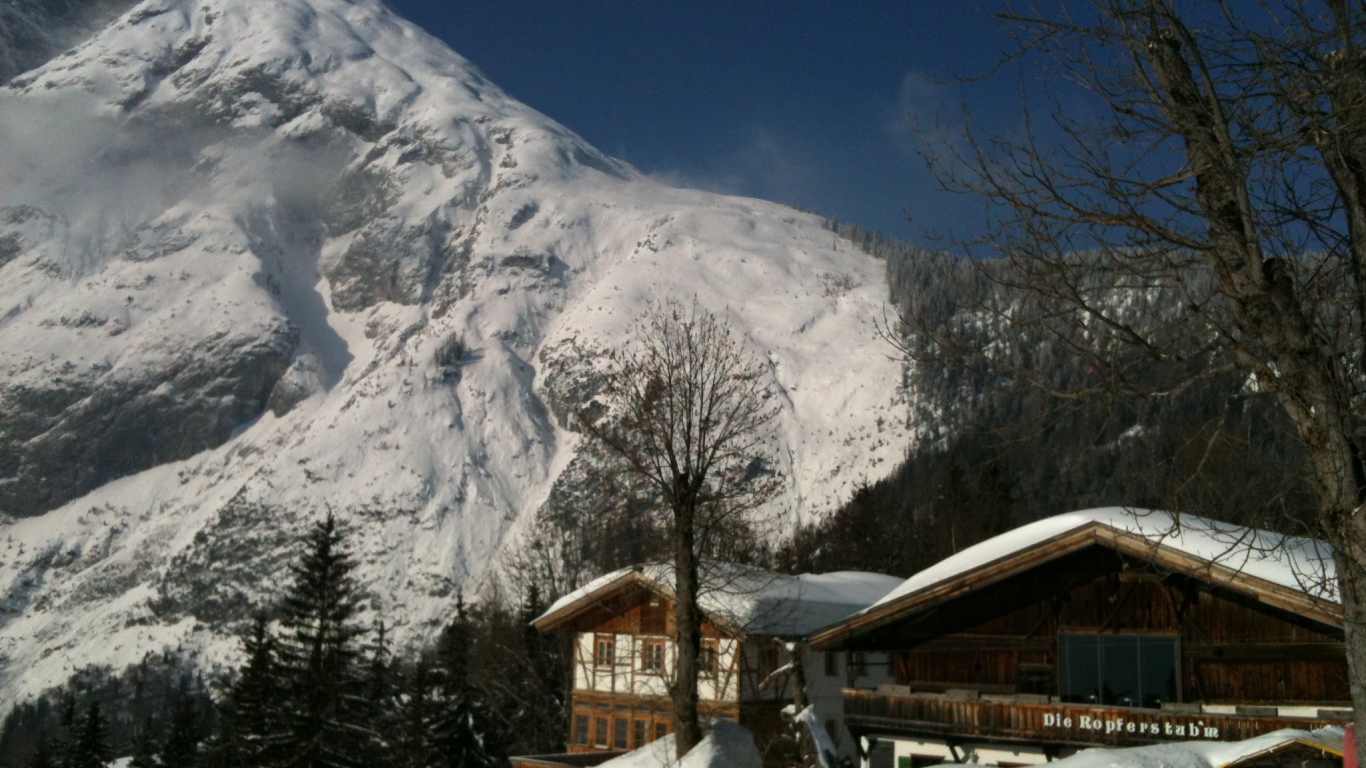 Дом на фоне гор на курорте Тельфс-Бюхен, Австрия