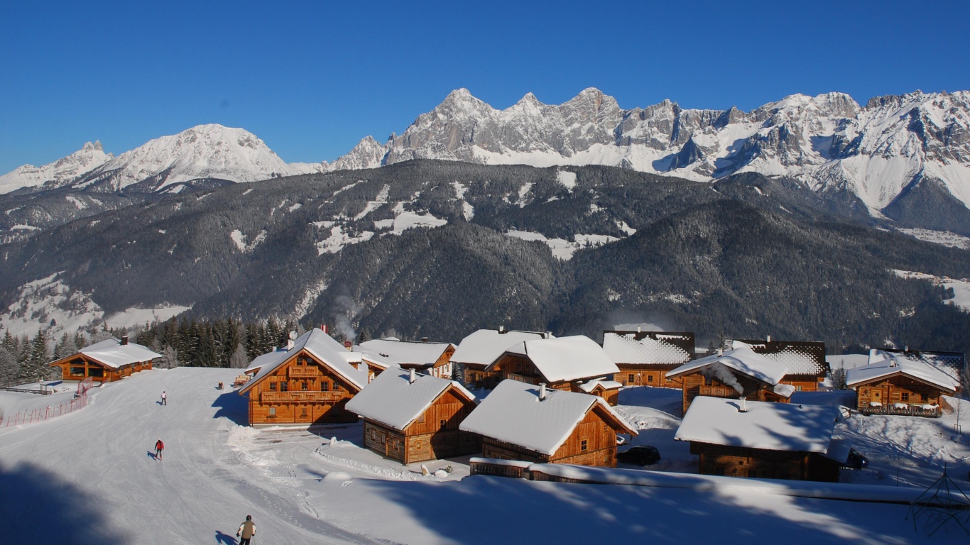 Дома на фоне гор на горнолыжном курорте Шладминг, Австрия