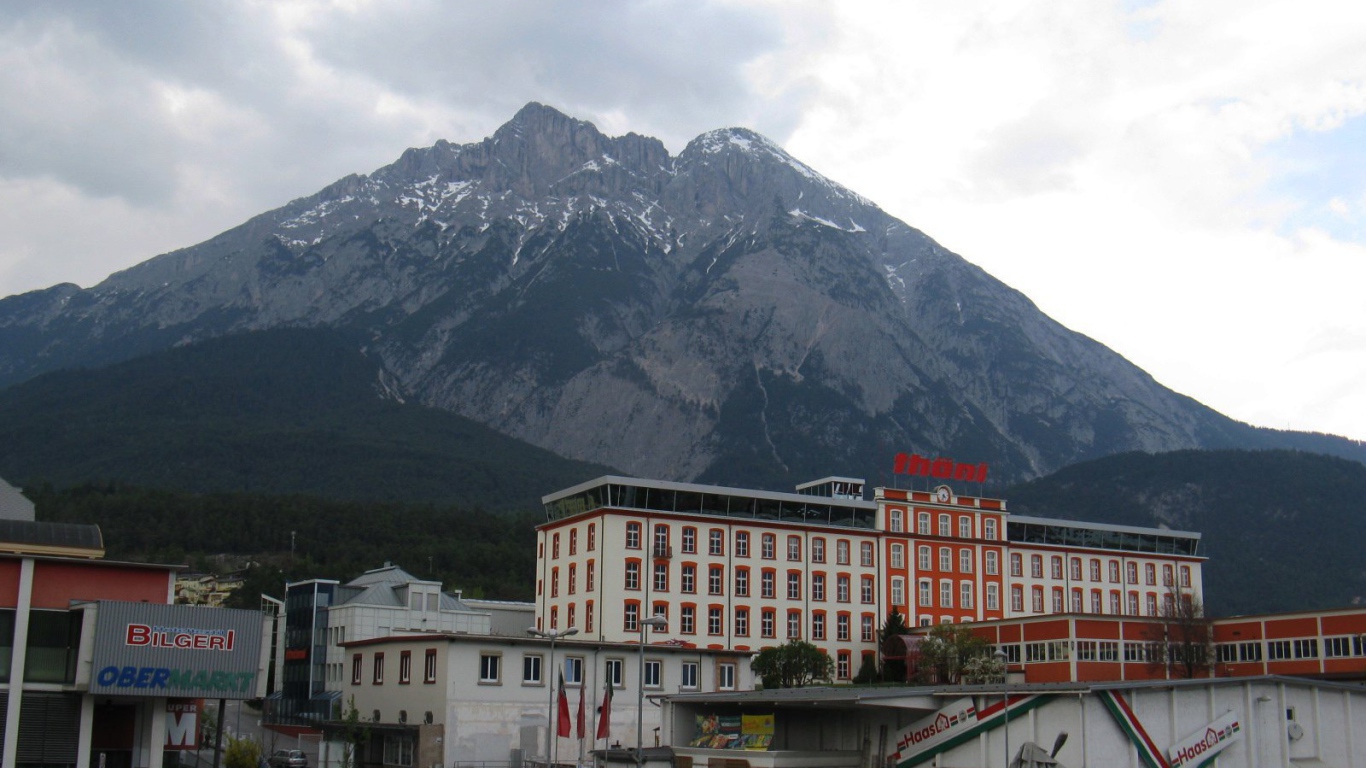 Дома на фоне Альп на курорте Тельфс-Бюхен, Австрия