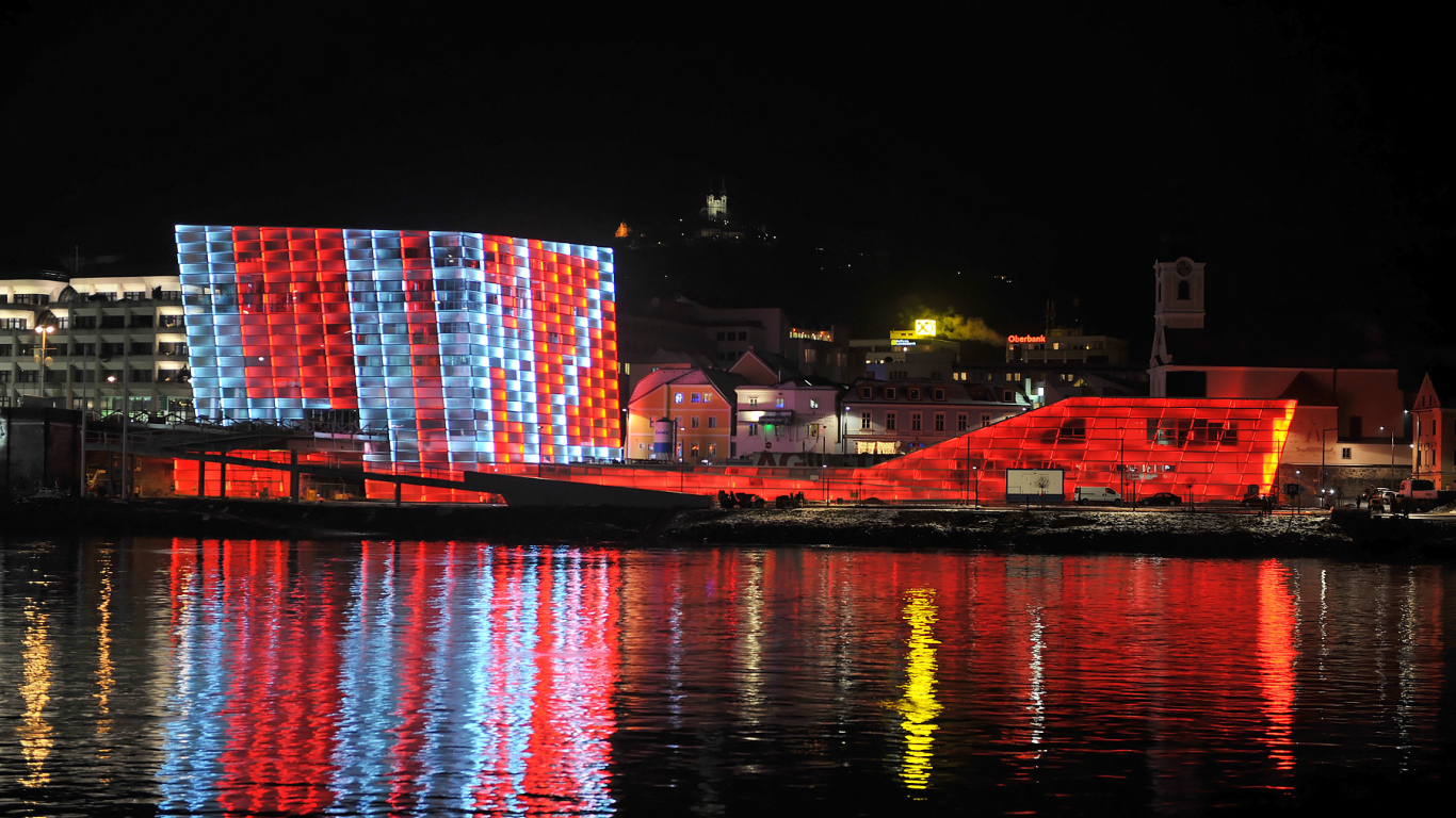 Ночная иллюминация в городе Линц, Австрия