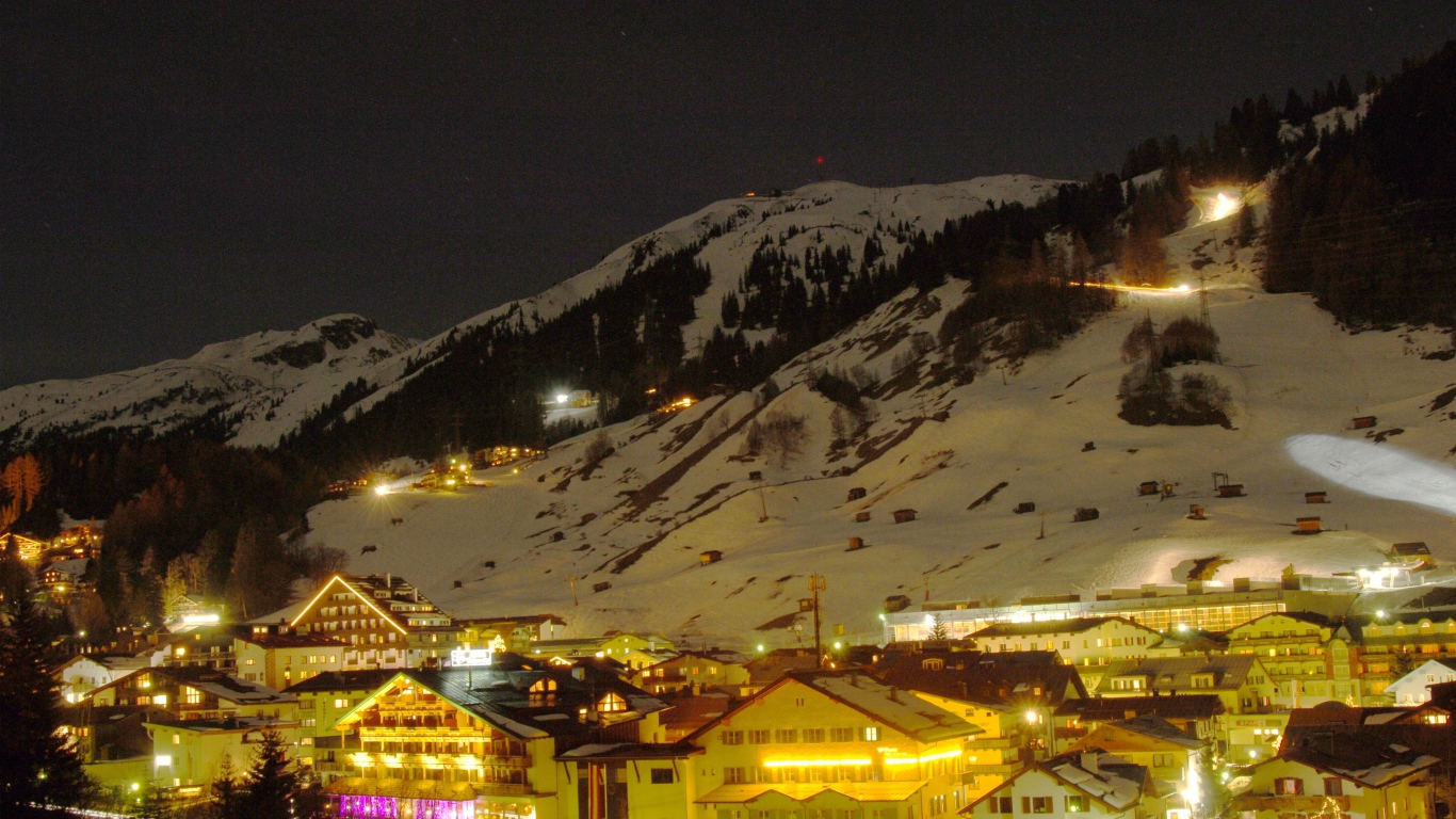 Ночные огни на горнолыжном курорте Сант Антон, Австрия
