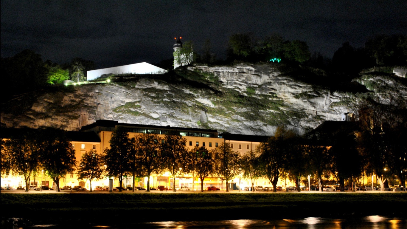 Ночная подсветка в городе  Зальцбург, Австрия