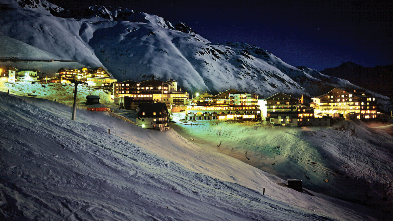 Ночные огни на горнолыжном курорте Зёльден, Австрия