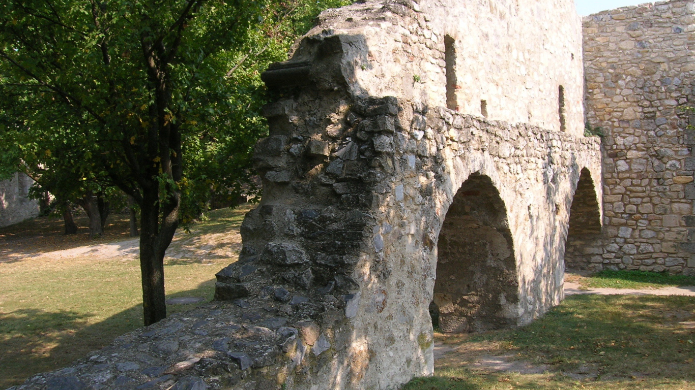 Остатки крепостной стены в городе Гайнберг, Австрия