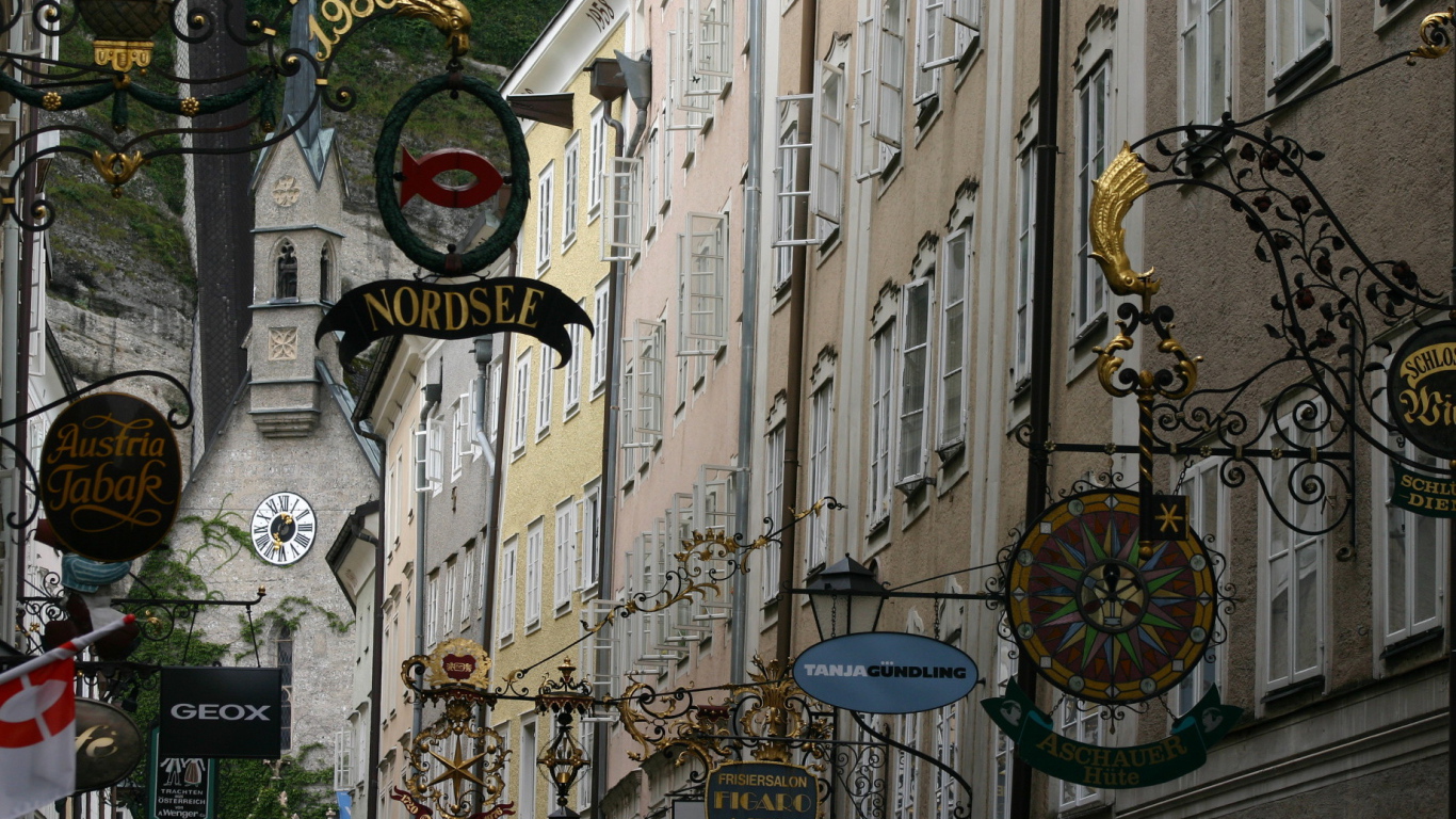 Вывески магазинов в городе  Зальцбург, Австрия