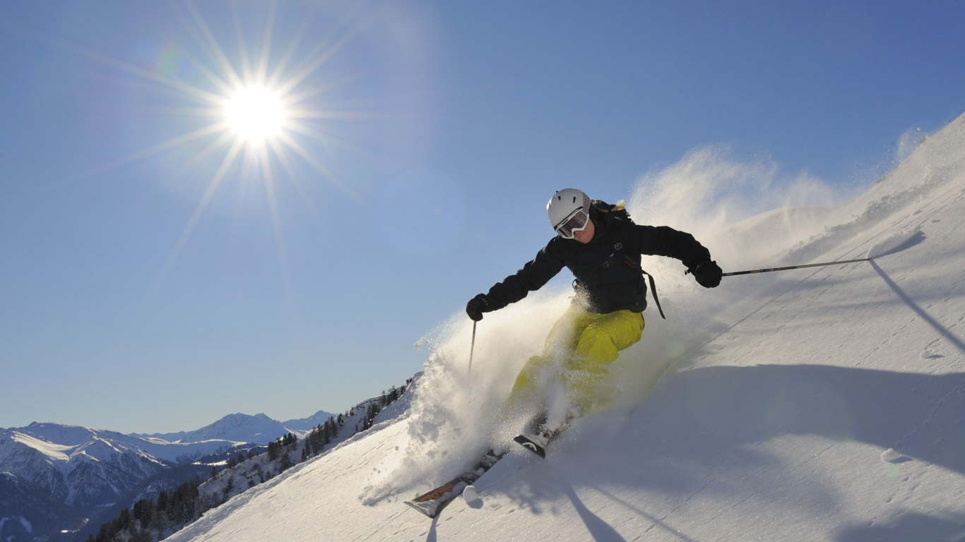 Лыжник на горнолыжном курорте Серфаус, Австрия