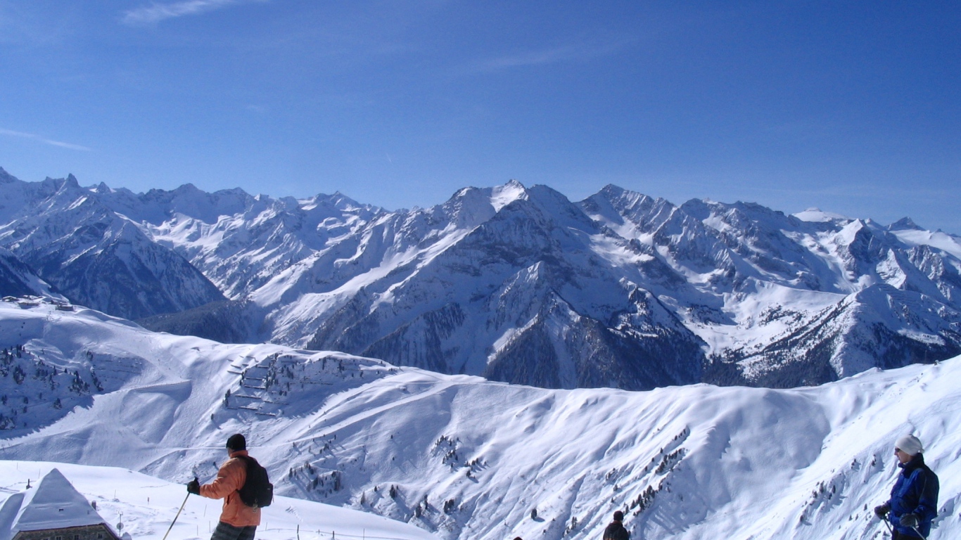Лыжники на трассе на горнолыжном курорте Майрхофен, Австрия
