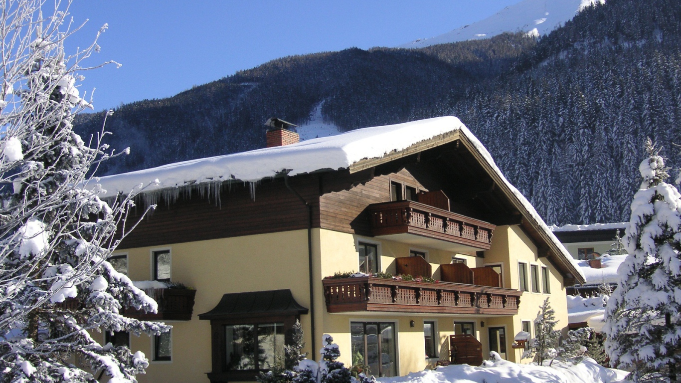 Заснеженная гостиница на курорте Бад Хофгастайн, Австрия