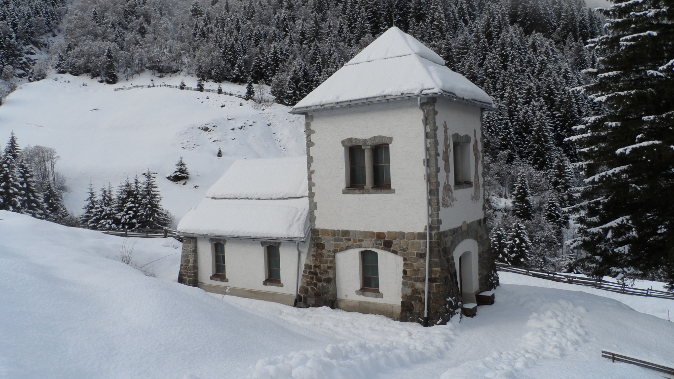 Заснеженный домик в городе Нойштифт, Австрия