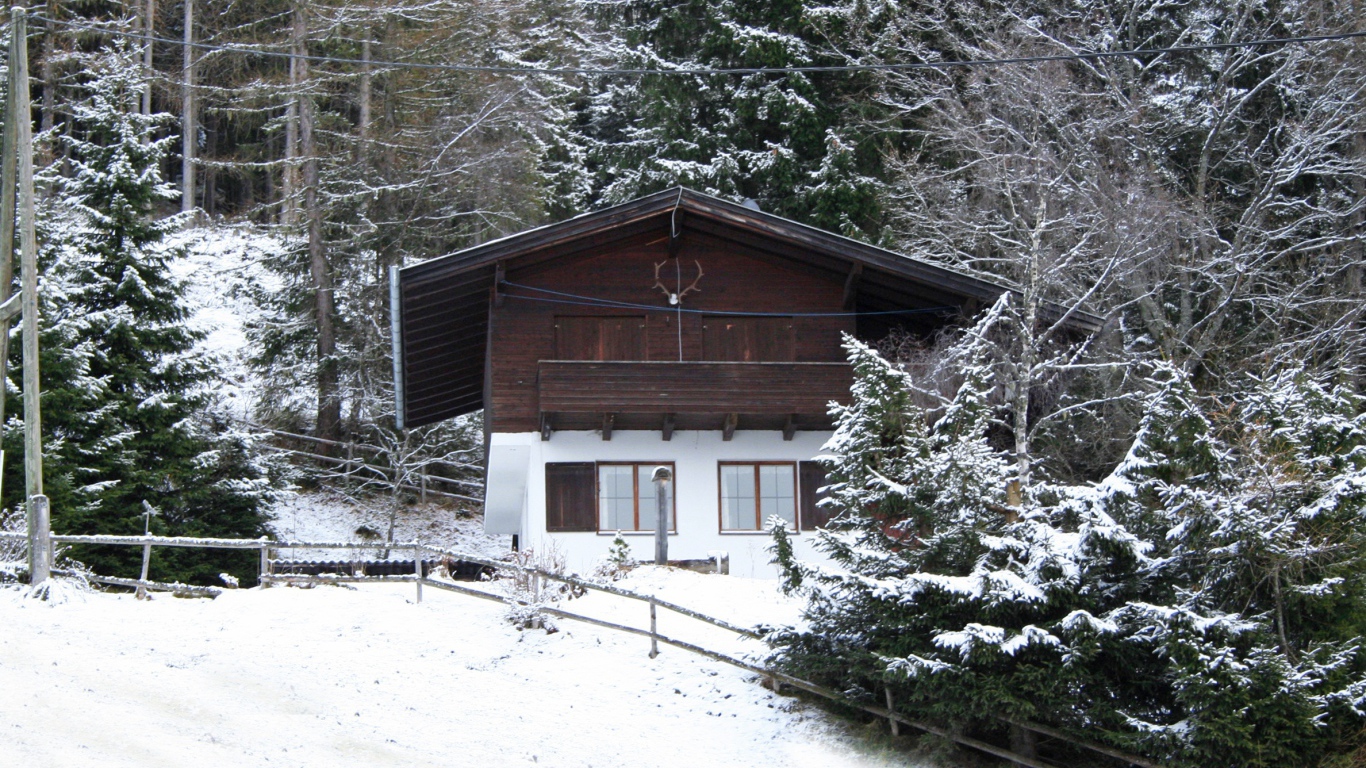 Заснеженный дом на курорте Тельфс-Бюхен, Австрия