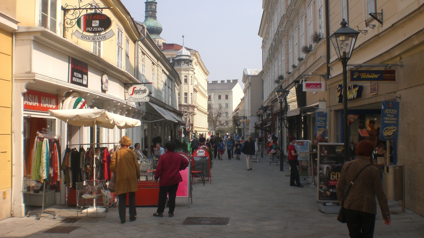 Прогулка по улице на курорте Баден, Австрия