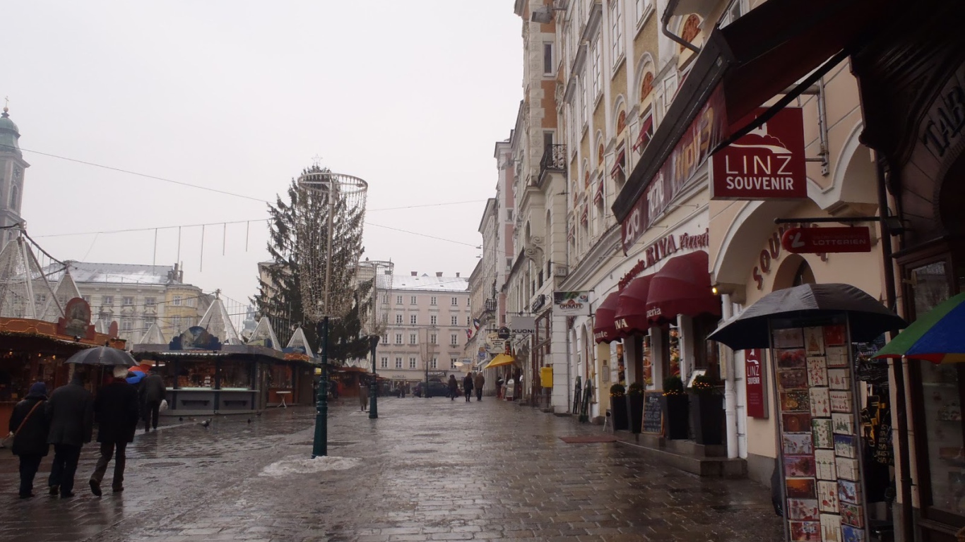 Прогулка по улице в городе Линц, Австрия