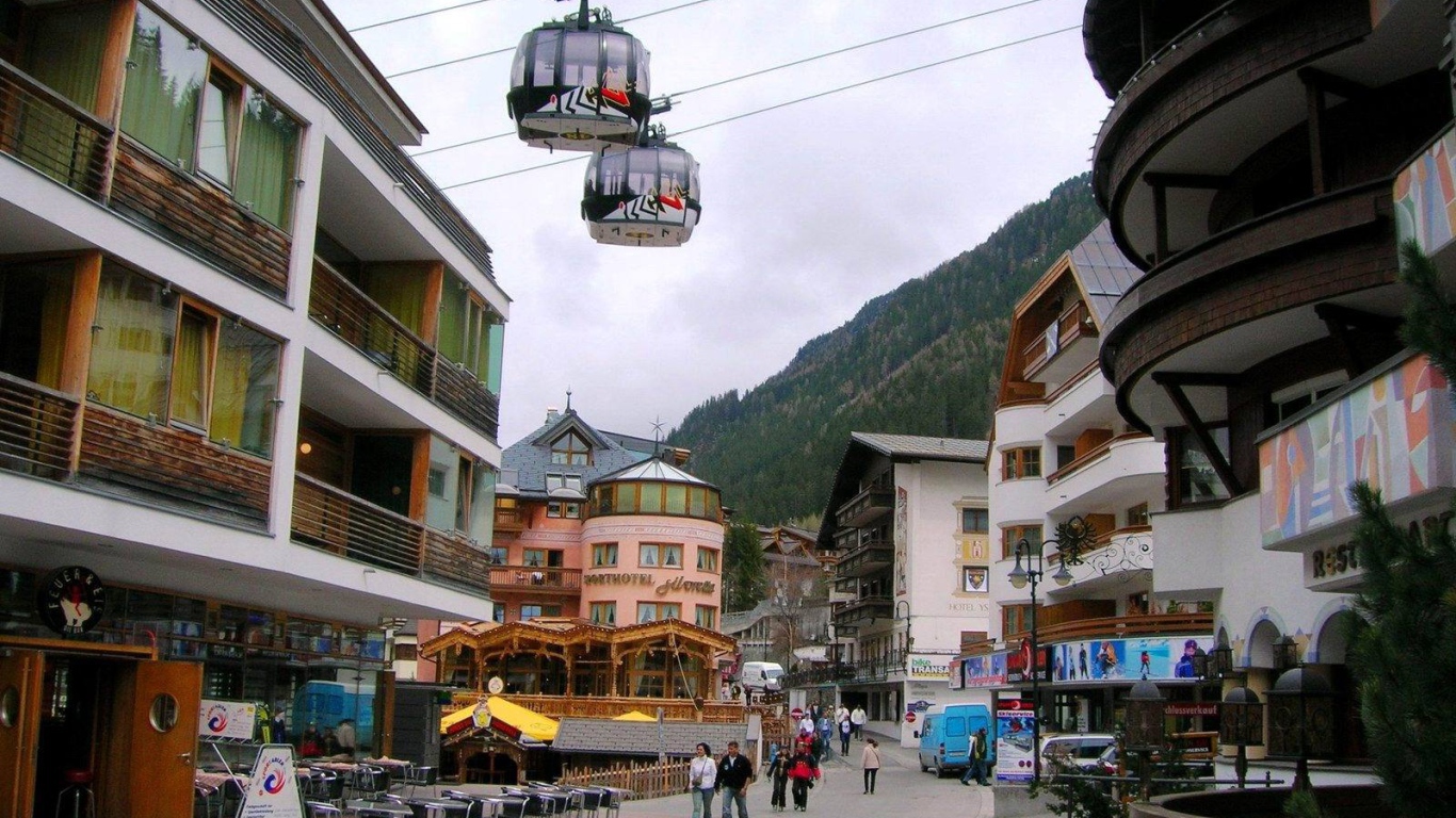 Прогулка по улице на горнолыжном курорте Ишгль, Австрия