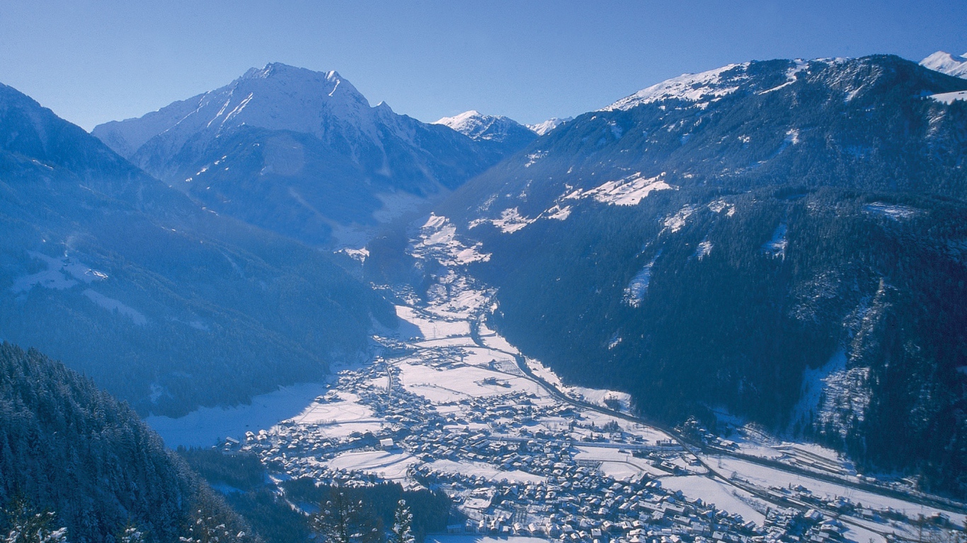 Зимняя панорама на горнолыжном курорте Майрхофен, Австрия