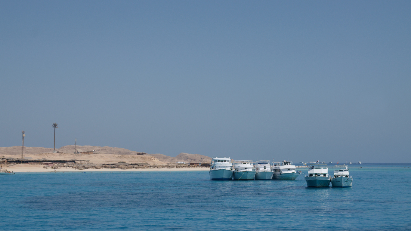 Лодки у побережья на курорте Хургада, Египет