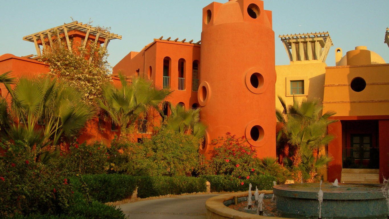 Здание с башней на курорте Эль Гуна, Египет