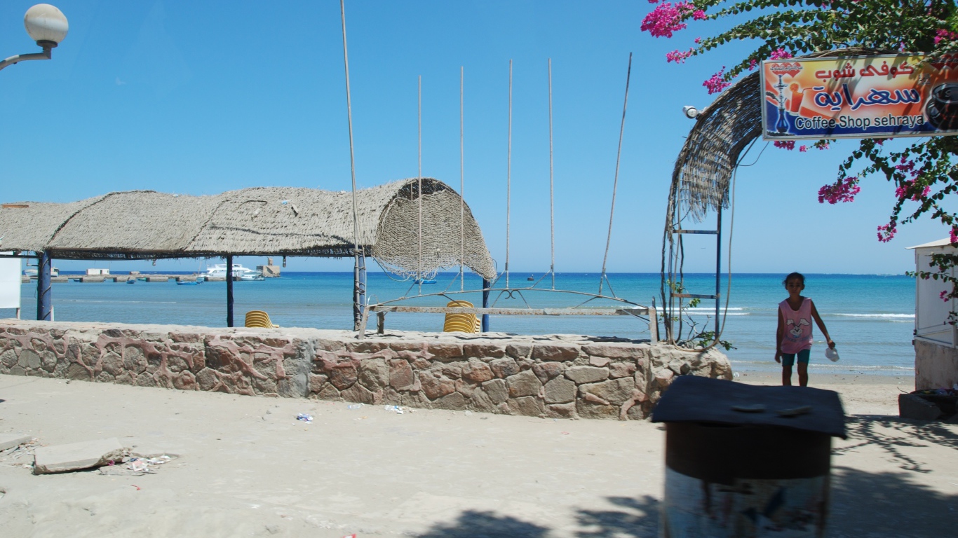 Кафе на пляже на курорте Эль Кусейр, Египет