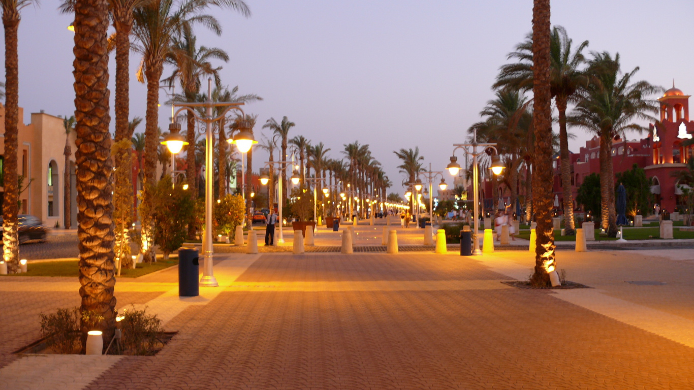 Вечерняя улица на курорте Хургада, Египет