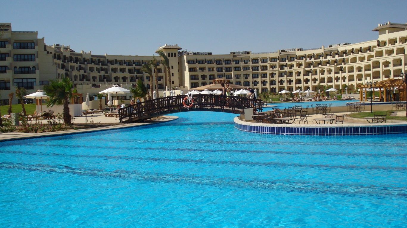 Бассейн в отеле на курорте Хургада, Египет