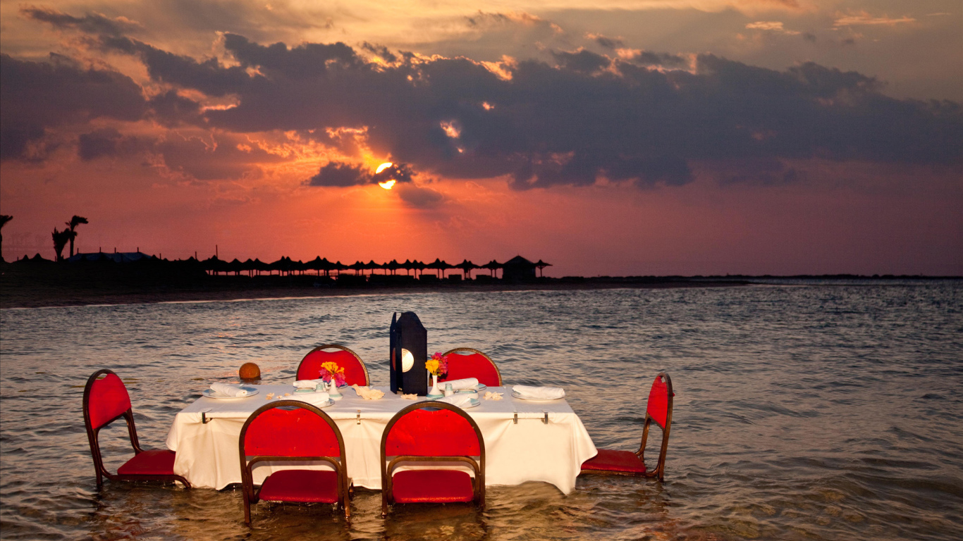 Закат на побережье на курорте Хургада, Египет