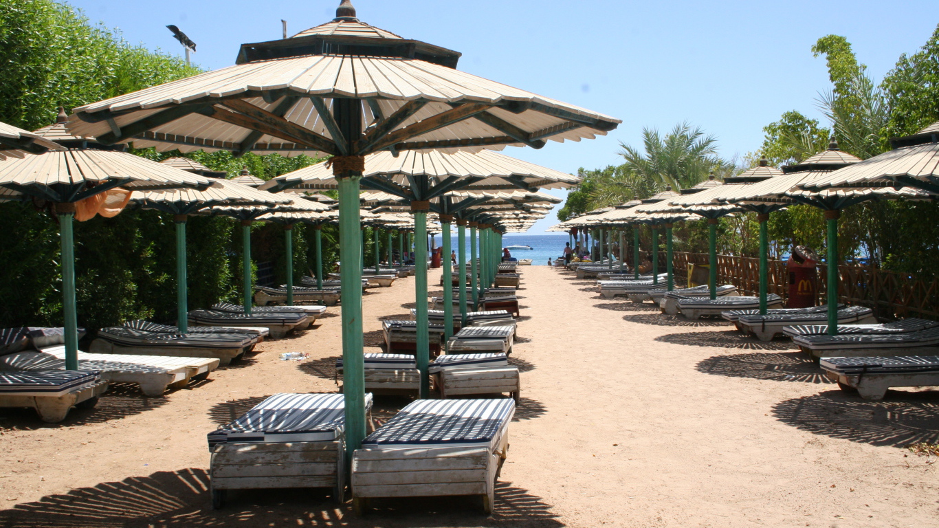 Зимний отдых на пляже на курорте Шарм эль Шейх, Египет