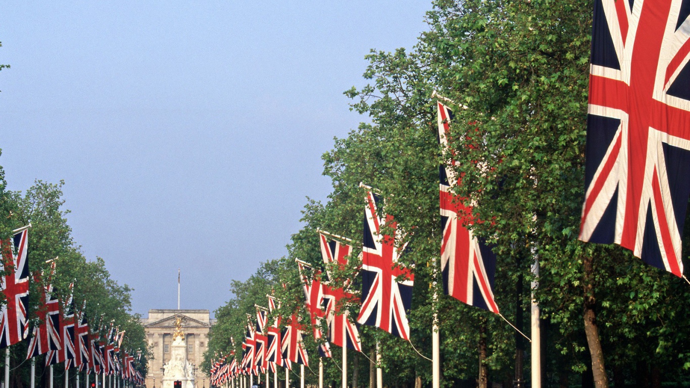 Аллея с Британскими флагами