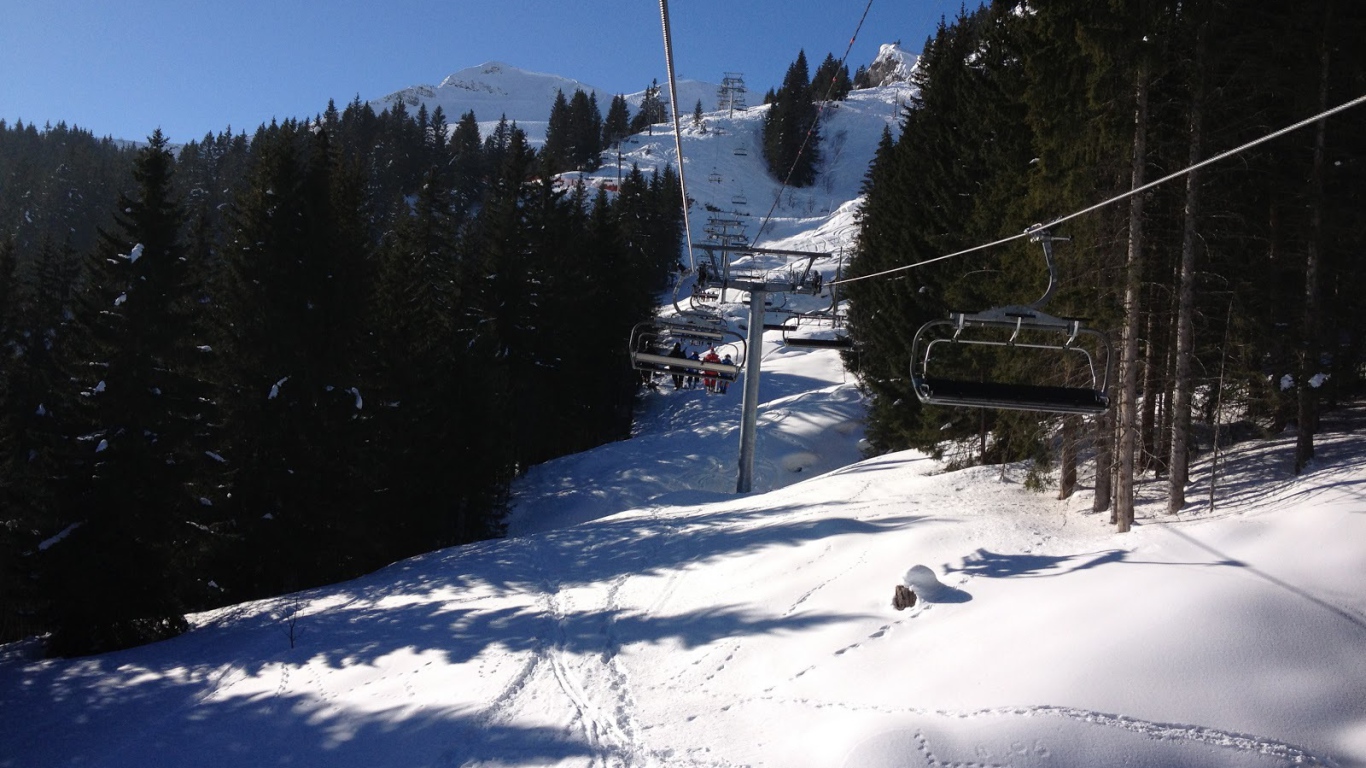 Подъемник среди сосен на горнолыжном курорте Самоен, Франция