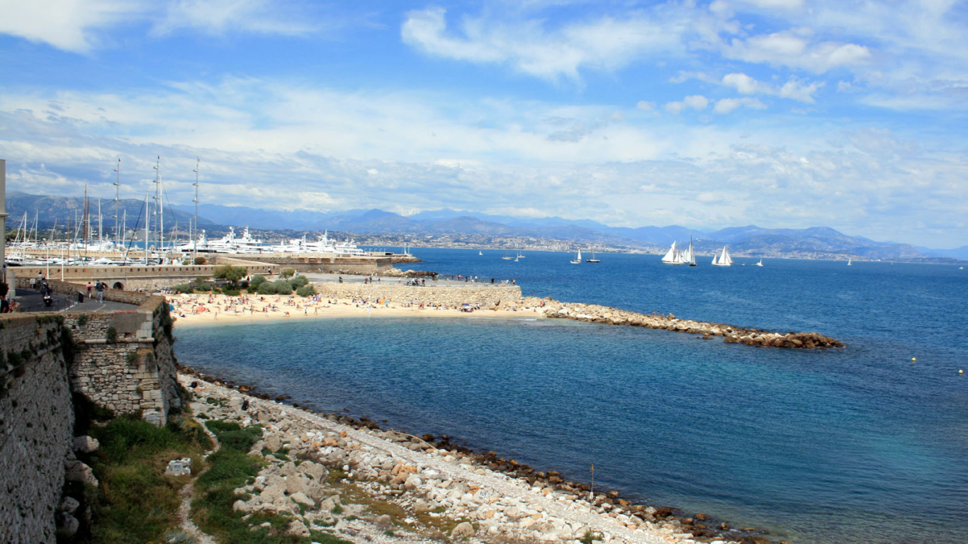 Голубая лагуна на курорте Антибы, Франция