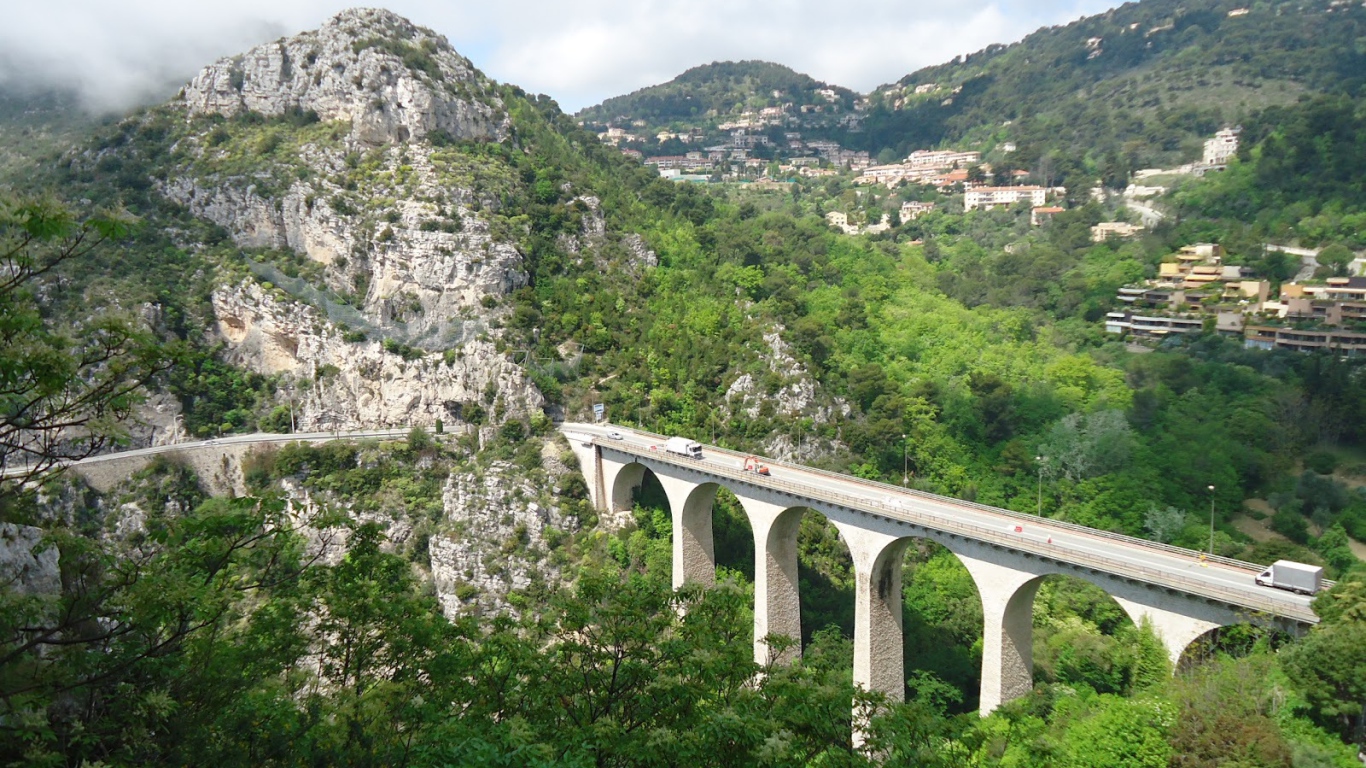 Мост на курорте Эз, Франция