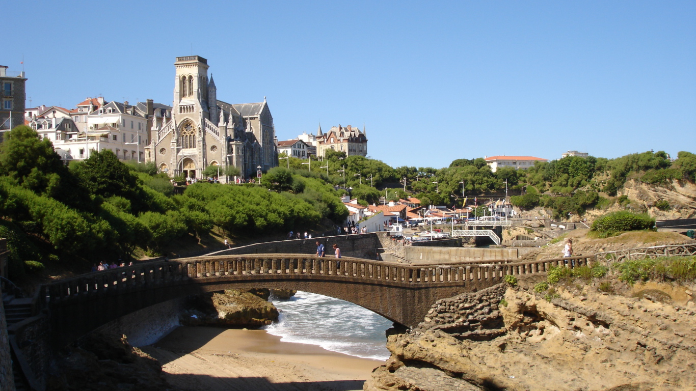 Мост на набережной на курорте Биарриц, Франция