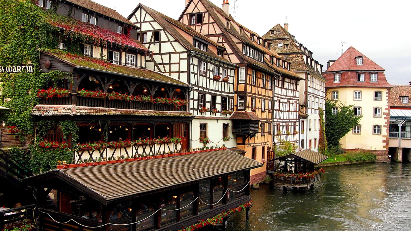 Кафе на набережной в Эльзасе, Франция