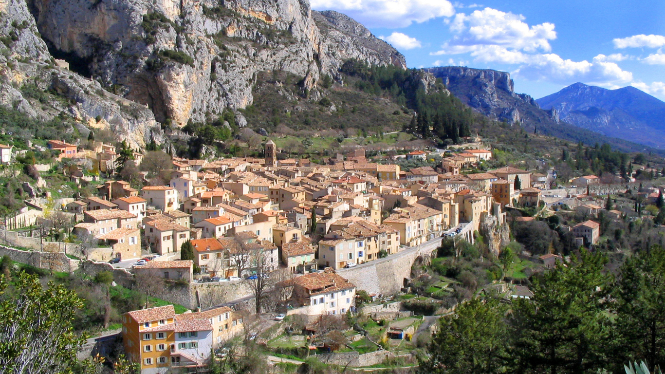 Город у подножия скалы в Провансе, Франция