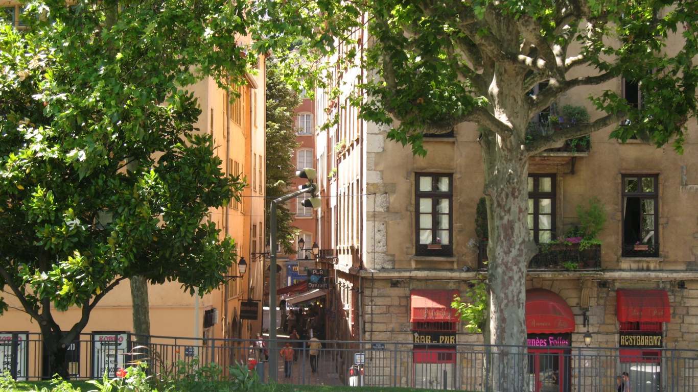 Городская улица в городе Лион, Франция