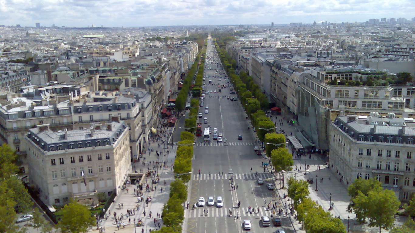 Городская улица в Париже, Франция