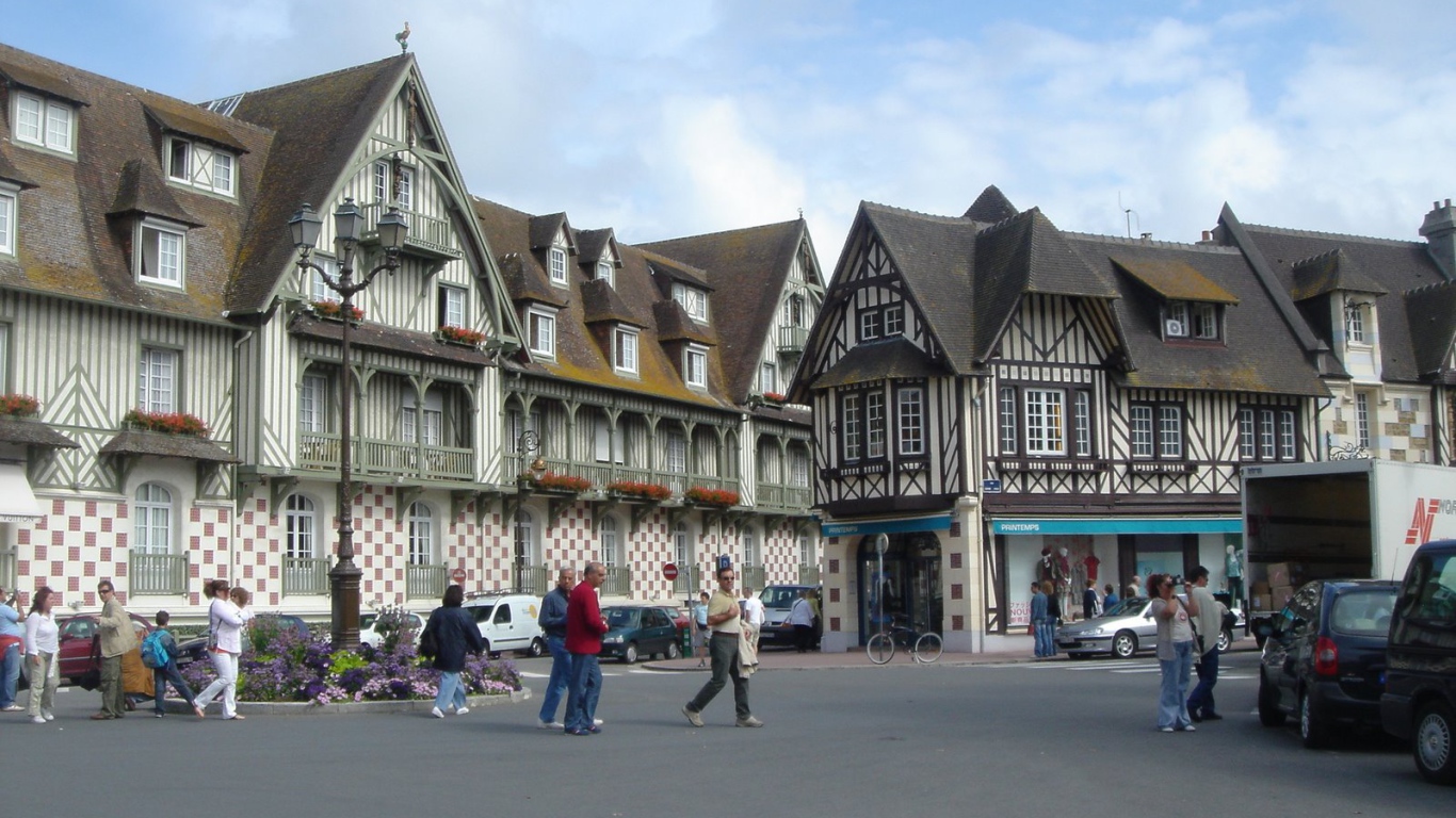 Городская улица на курорте Мирамар Круести, Франция