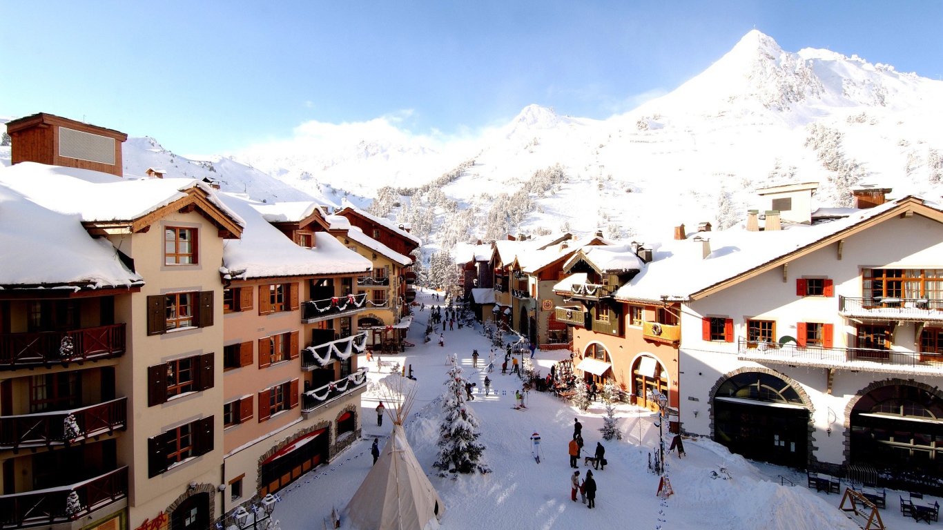 Городская улица на горнолыжном курорте Лез Арк, Франция