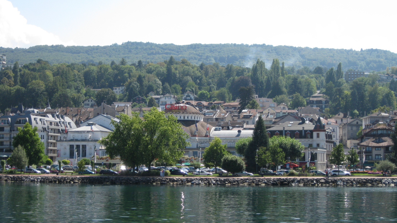 Побережье на курорте Эвиан, Франция