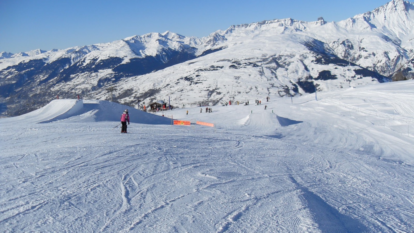 Спуск на лыжах на горнолыжном курорте Лез Арк, Франция