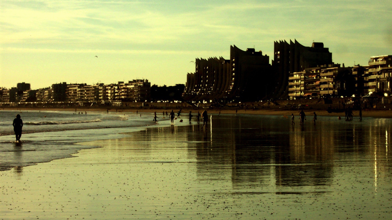 Вечер на пляже на курорте Ла Боль, Франция