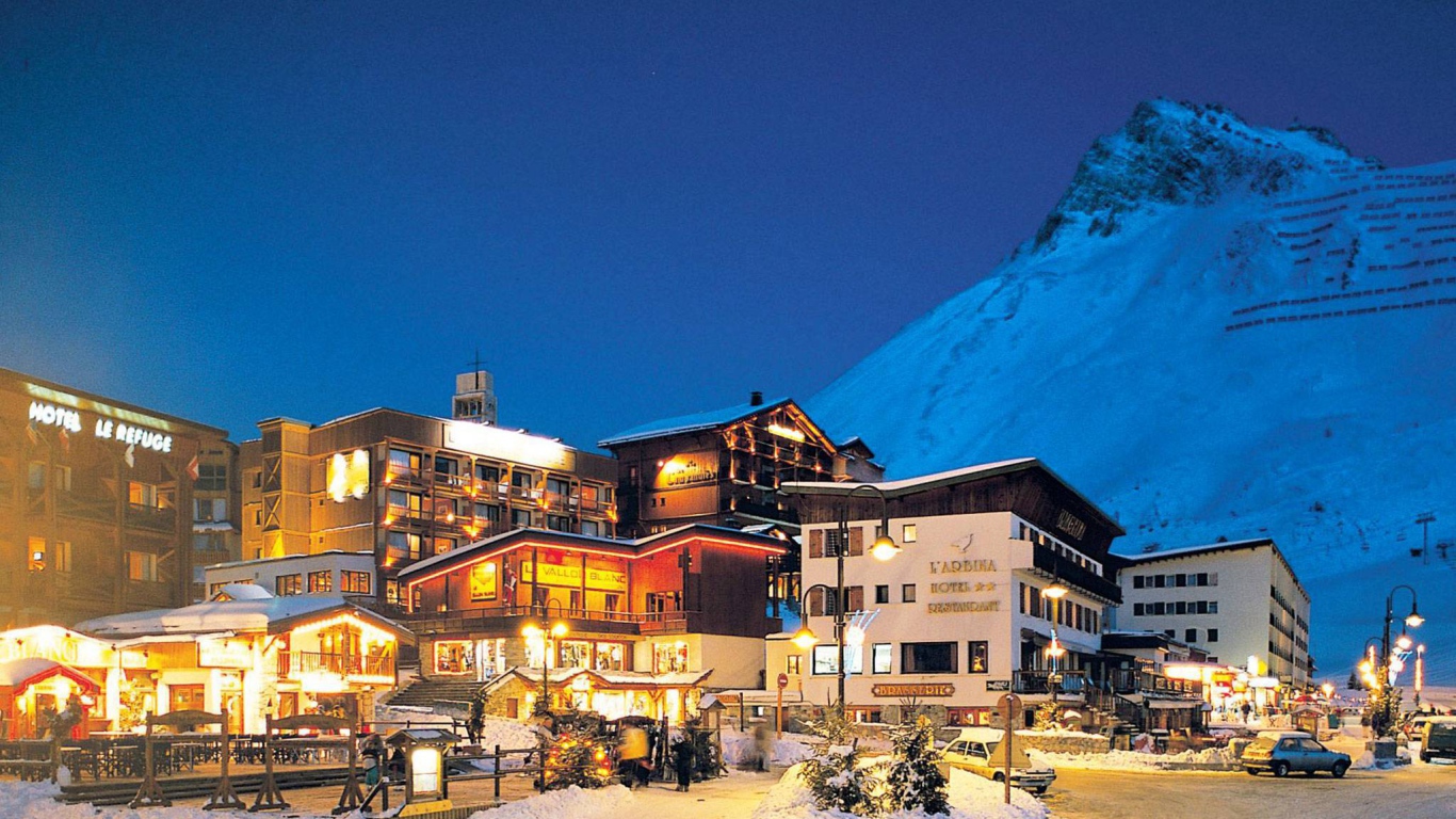 Вечерние огни на горнолыжном курорте Тинь, Франция