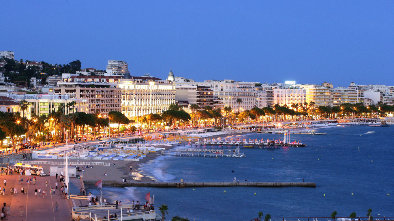 Вечерние огни в Каннах, Франция