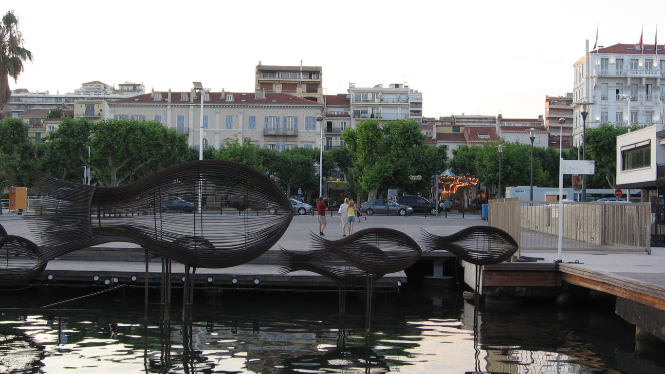 Скульптуры рыб на курорте Мирамар Круести, Франция