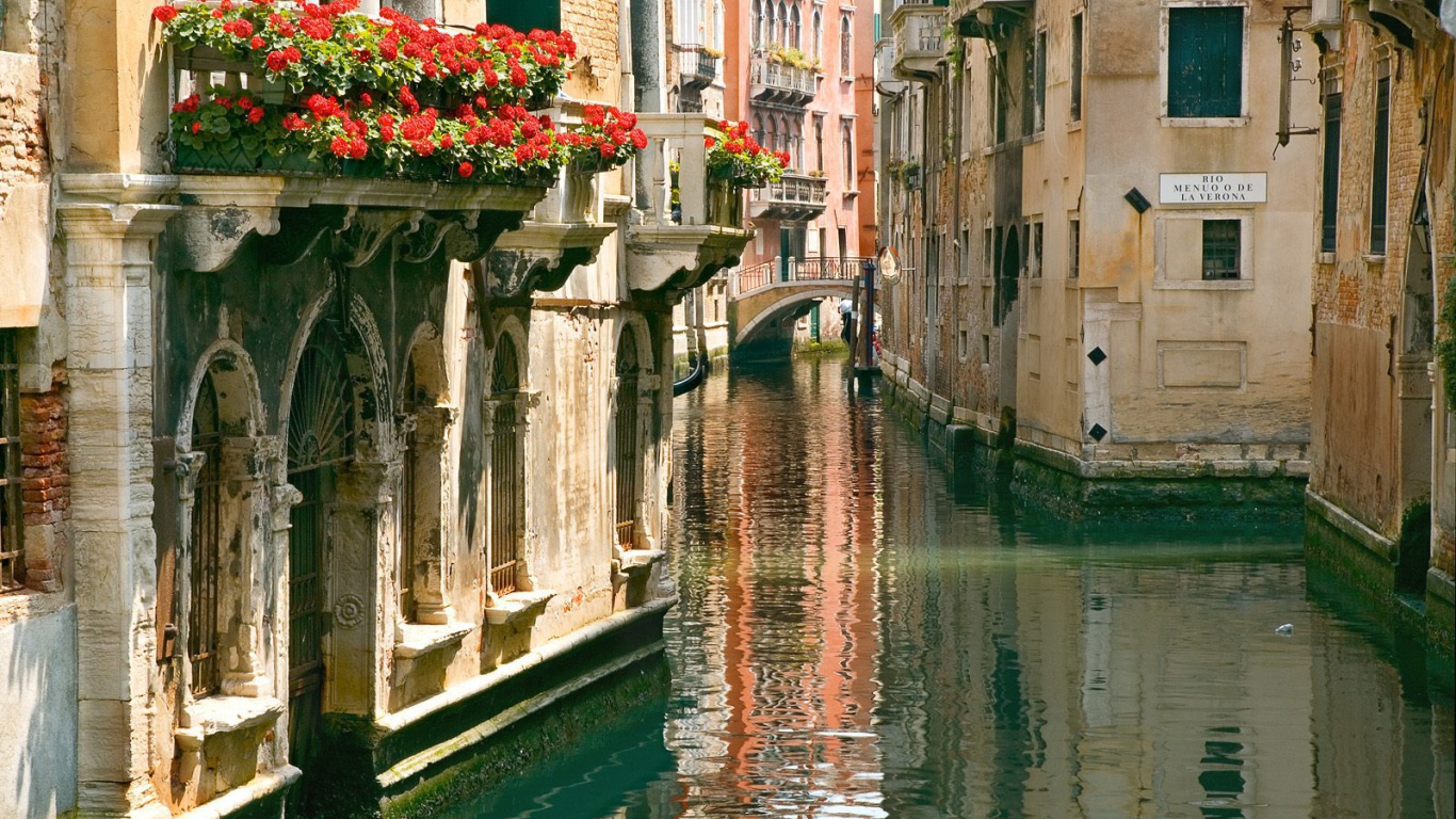 Цветы на балконе в городе Аннеси, Франция