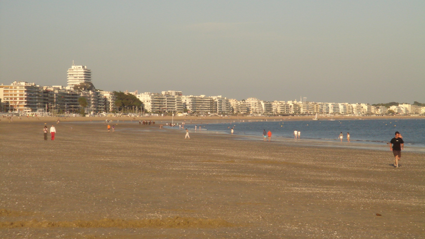 Золотой пляж на курорте Ла Боль, Франция